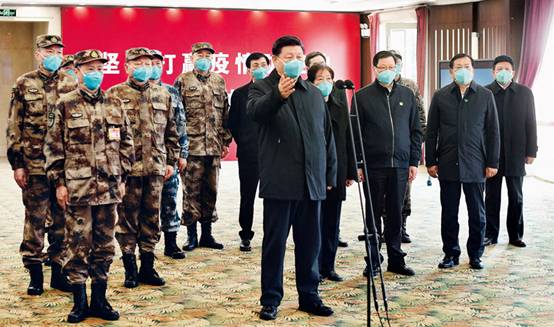 2020年3月10日,中共中央总书记、国家主席、中央军委主席习近平专门赴湖北省武汉市考察新冠肺炎疫情防控工作。这是习近平在火神山医院指挥中心视频连线感染科病房,与病房内患者和医务人员亲切交流。