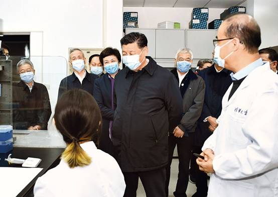 2020年3月2日,中共中央总书记、国家主席、中央军委主席习近平在北京考察新冠肺炎防控科研攻关工作。这是习近平在清华大学医公司全球健康与传染病研究中心同科研人员交谈。